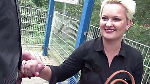 Geile BBW Hausfrau an der Haltestelle aufgesammelt
