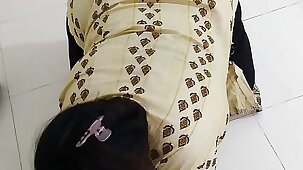 (Telugu Maid Ko Jabardast Choda) Desi Maid Fucked by the owner with condom while cleaning Room - Huge Cum wild